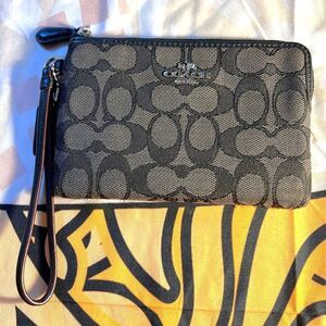 Coach Signature C Corner ZipWristlet #F54627